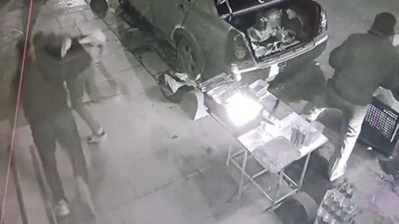 Sultangazi'de kaldırımda oturanlara ateş açtılar