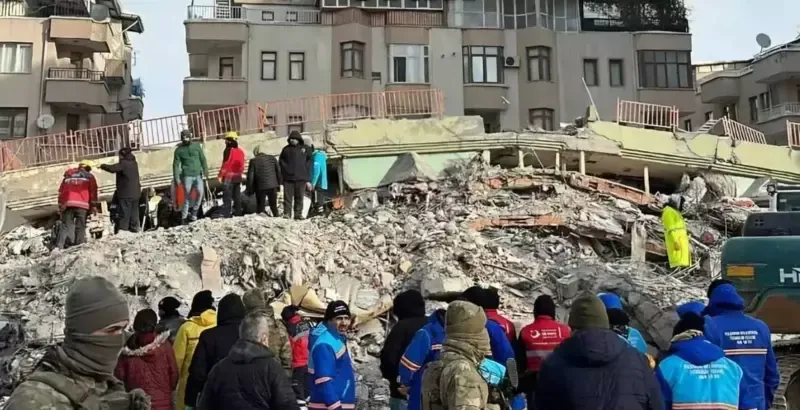 78 kişinin yaşamını yitirdiği Hakimbey Apartmanı’nın yerine yapılan inşaatın ruhsatsız olduğu iddia edildi