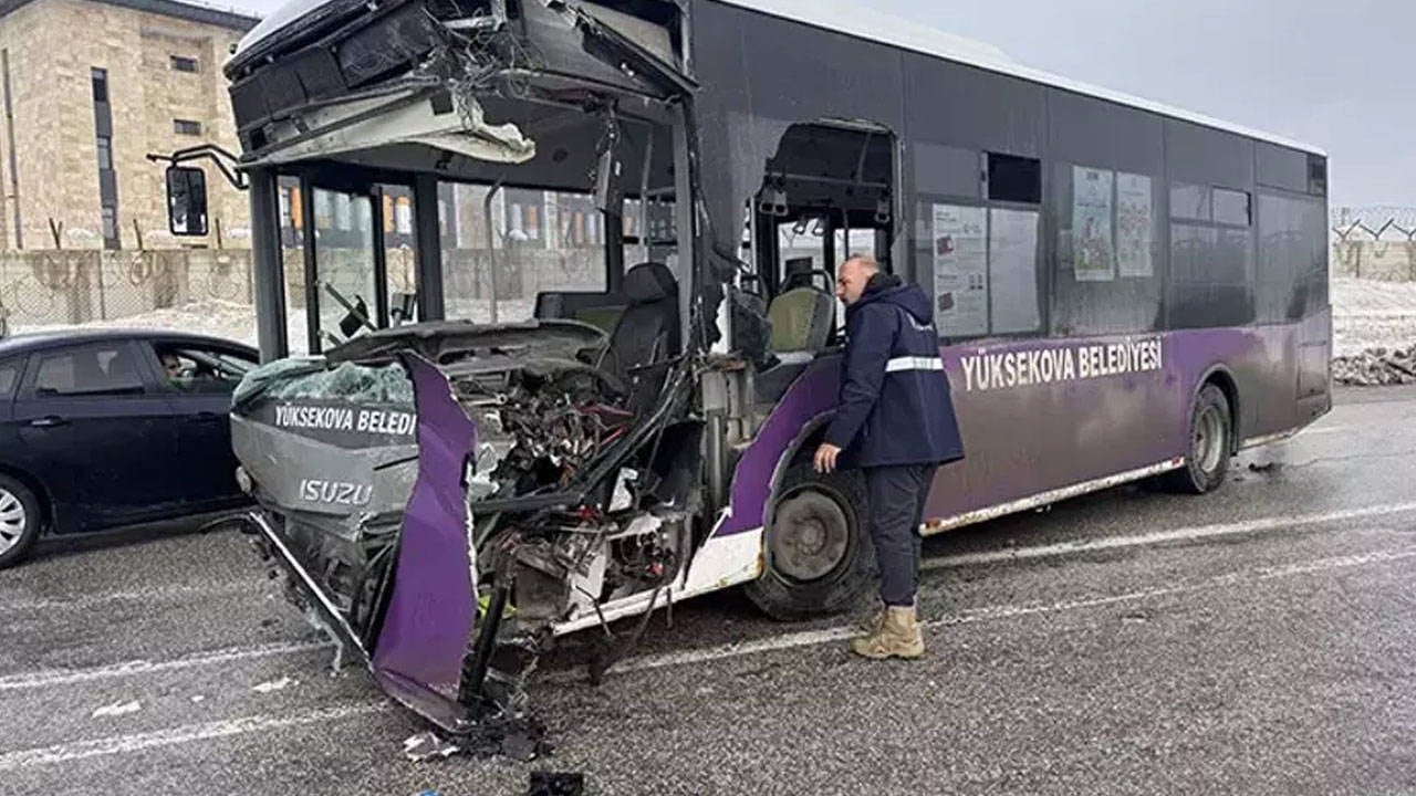 Feci kaza: otobüs ile minibüs çarpıştı, 18 kişi yaralandı