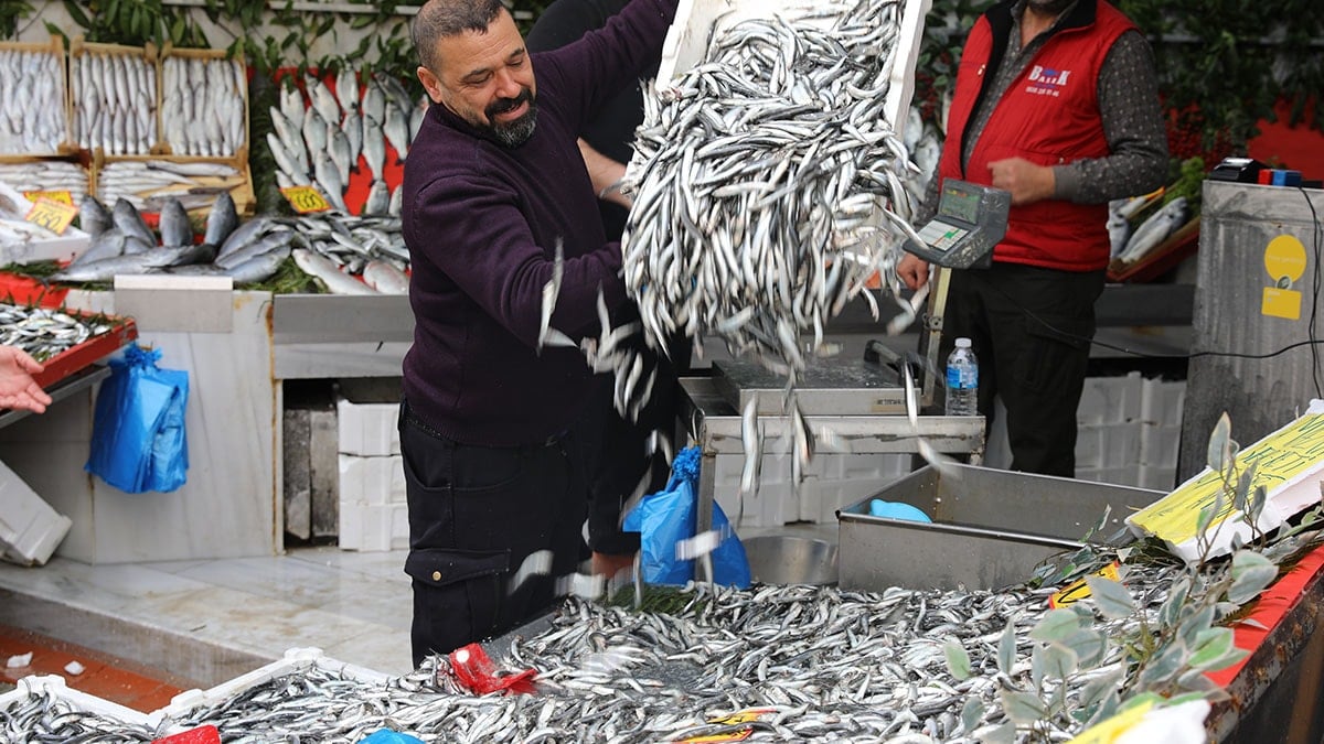 Fiyatı gören tezgaha koştu, metrelerce kuyruk oluştu