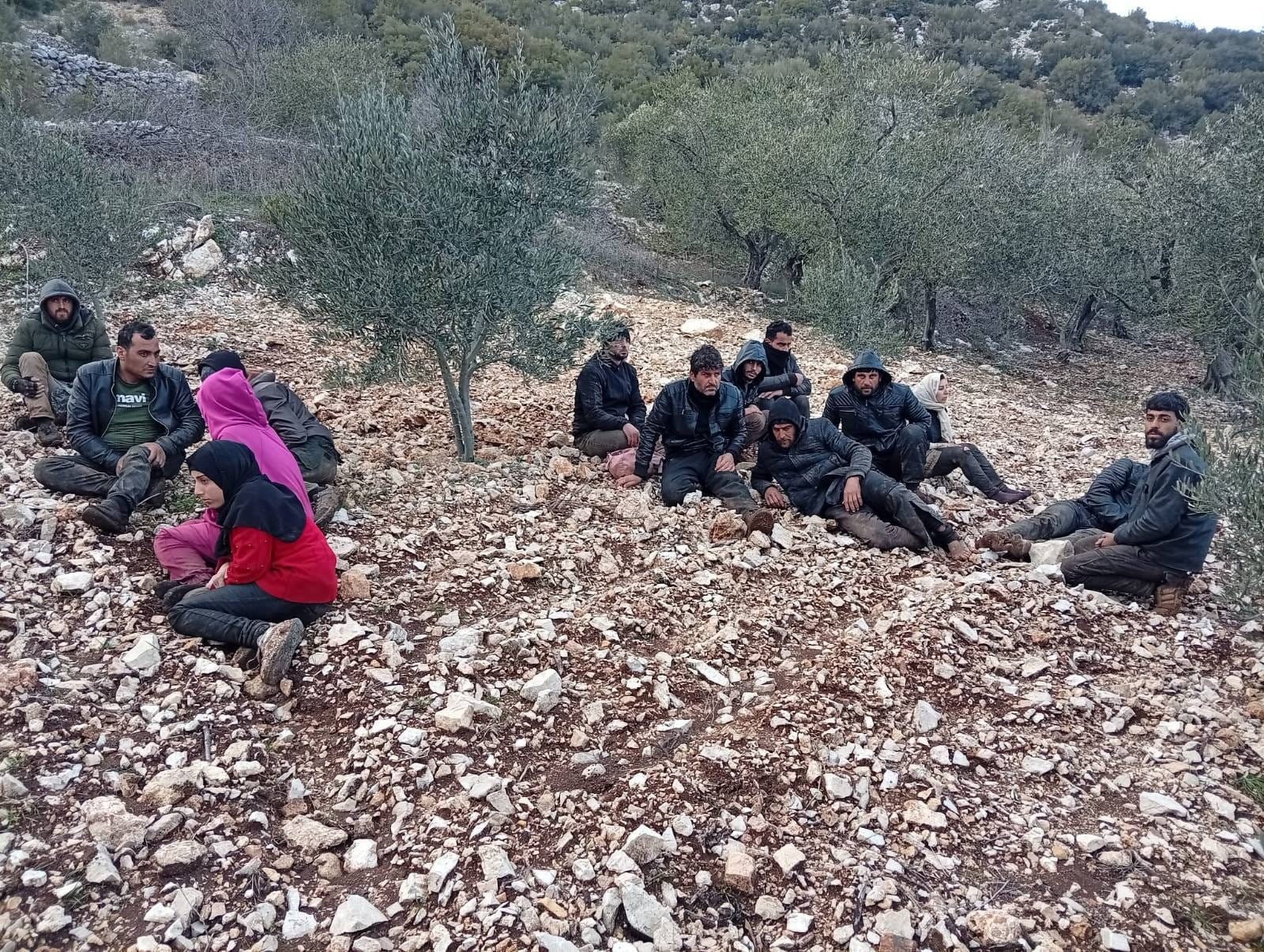 Hatay’da kaçak geçiş girişimi: 30 yabancı uyruklu yakalandı