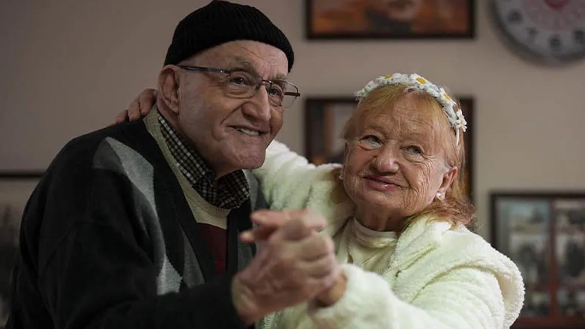 19 yıl aradan sonra huzurevinde tekrar bir araya geldiler