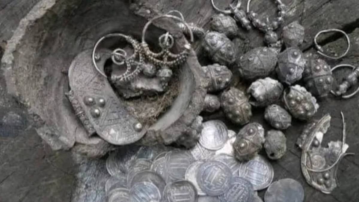 Toprağın altından servet fışkırdı: 10. yüzyıldan kalma hazine bulundu