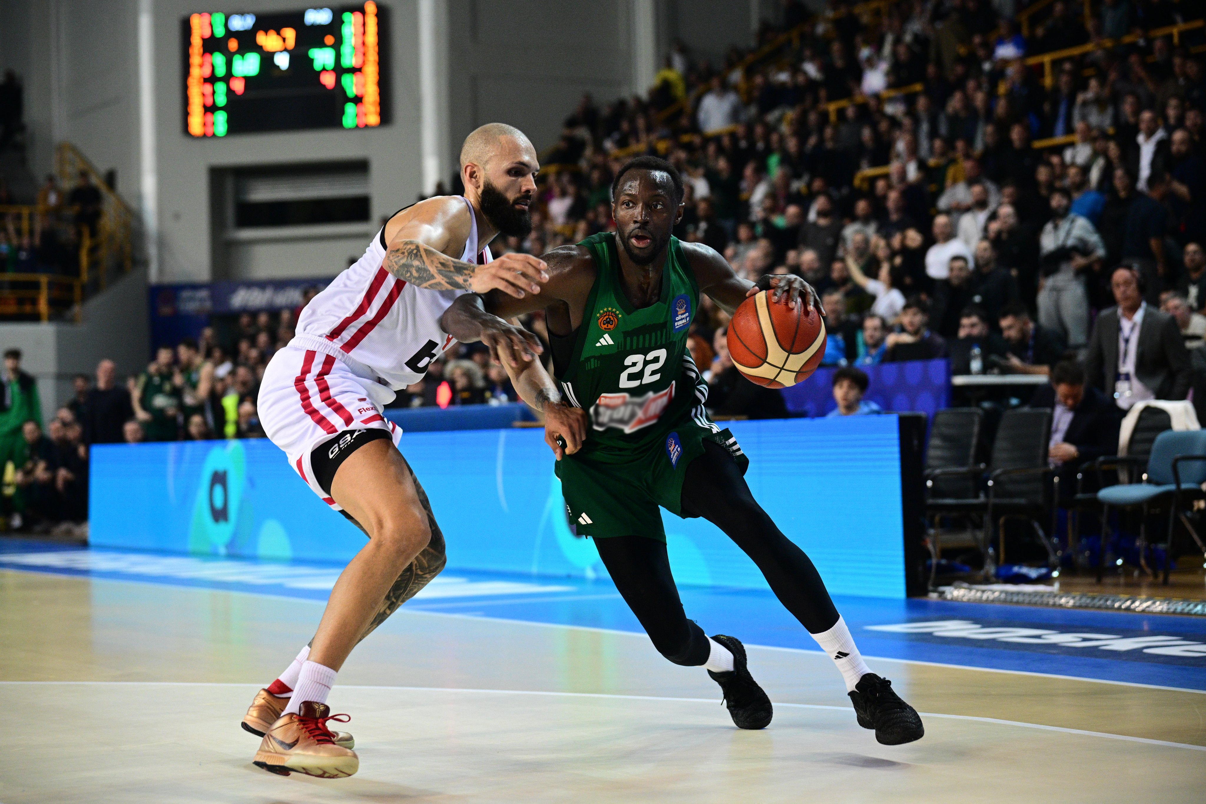 Ergin Ataman, Panathinaikos ile bir kupa daha kaldırdı