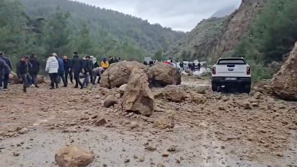 Koca kayalar yola düştü, facianın eşiğinden dönüldü