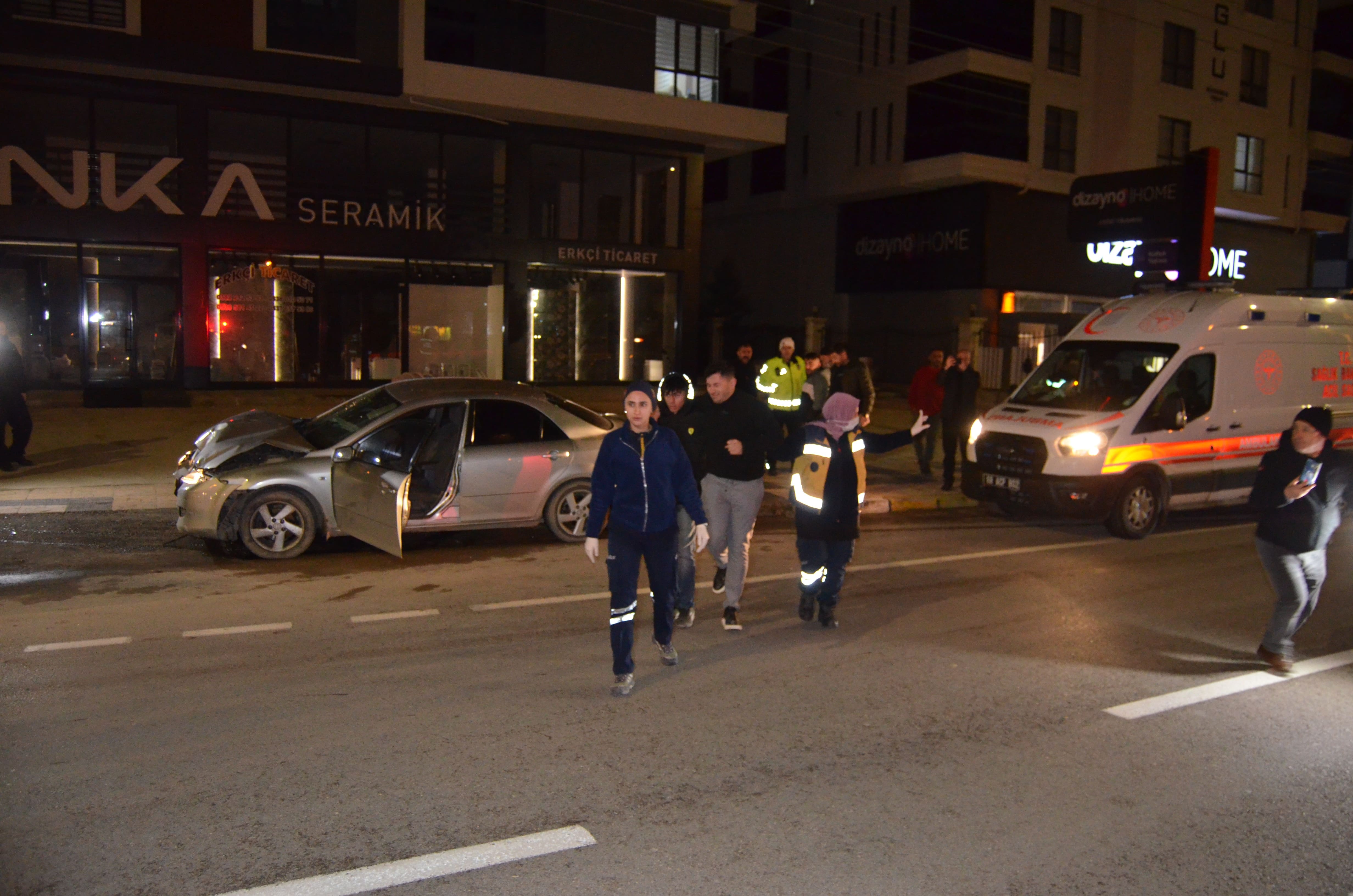 İki otomobilin çarpıştığı kazada 6 yaralı; sürücülerden biri alkollü çıktı