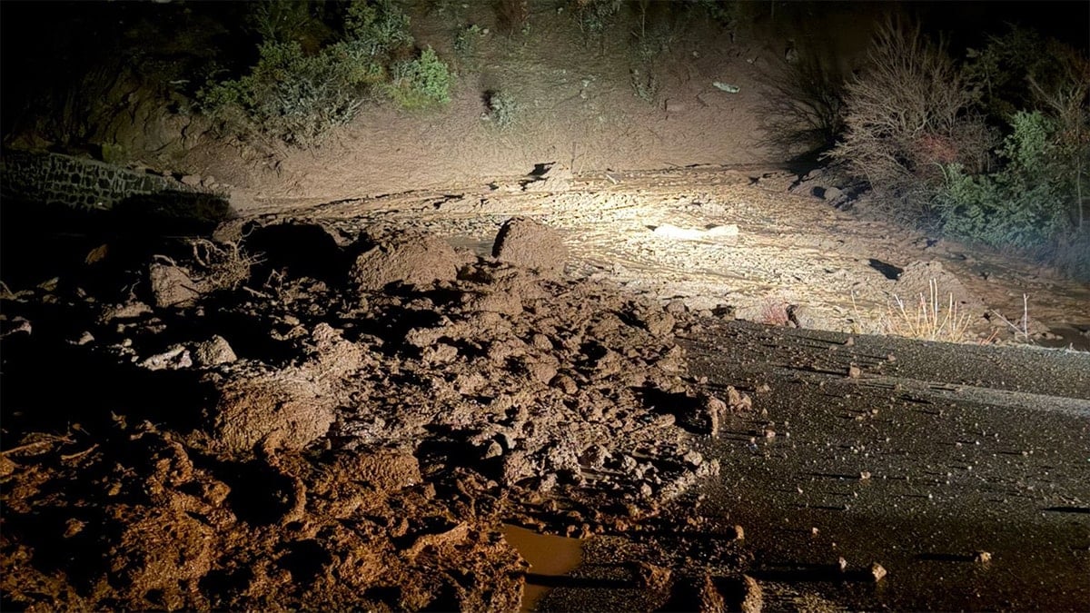 Heyelan sonrası İlçeye ulaşım durdu