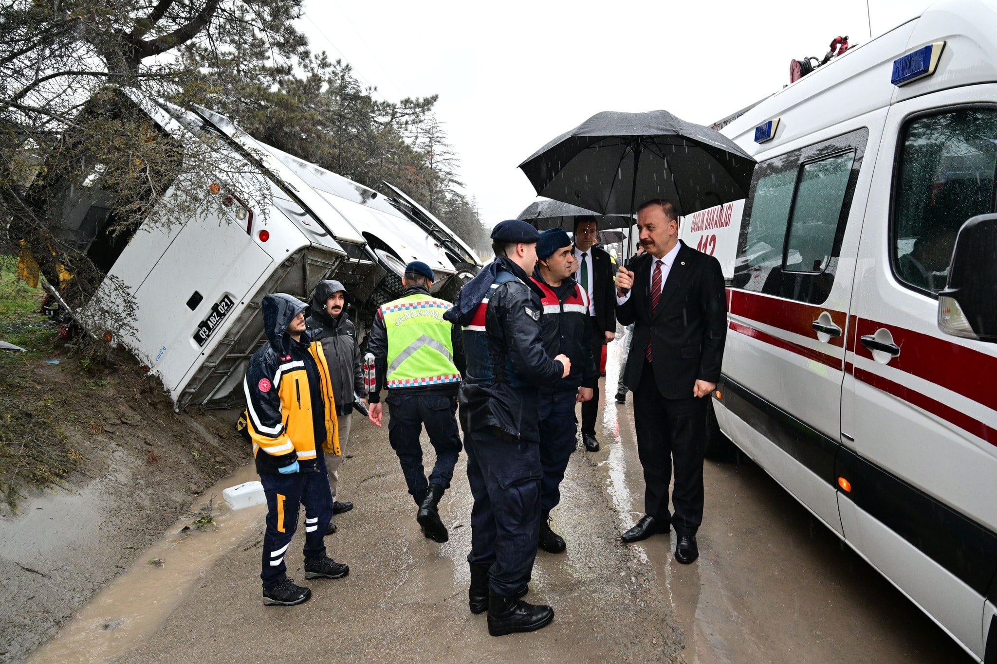 Cezaevi ring aracı devrildi: Yaralılar var