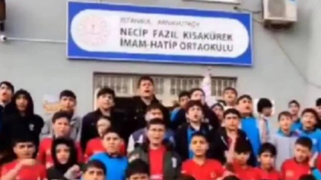 İstanbul'da ortaokulda skandal görüntüler: Öğrencilere 'selefi' andı okutuldu