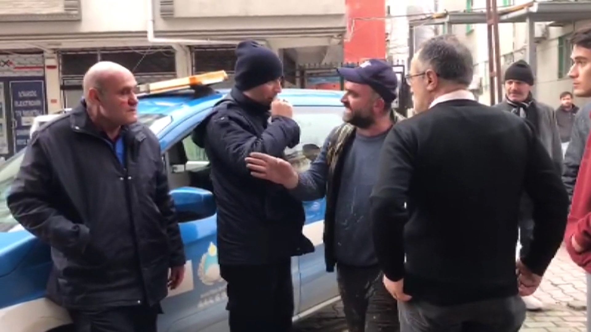 Kaldırıma park ettiği aracı kaldırmamak için zabıtaya saldırdı