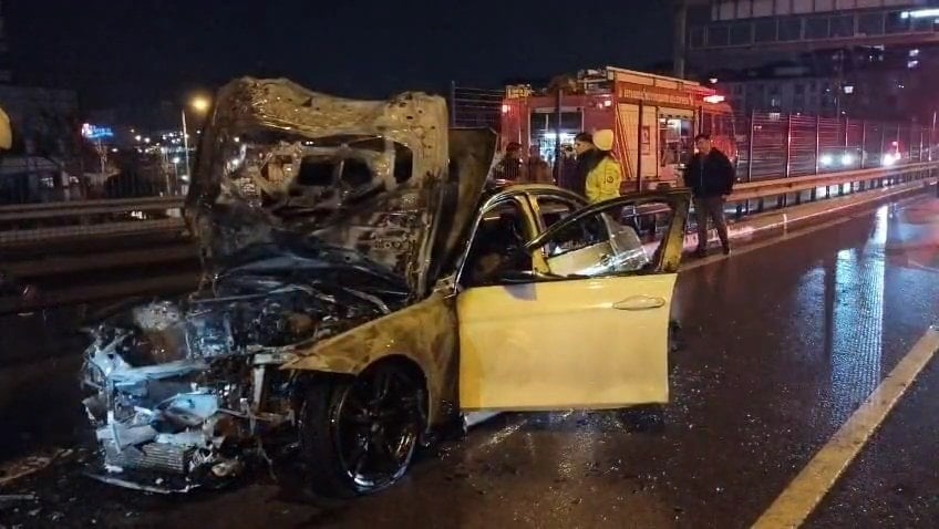 İstanbul'da seyir halindeki otomobil alev aldı