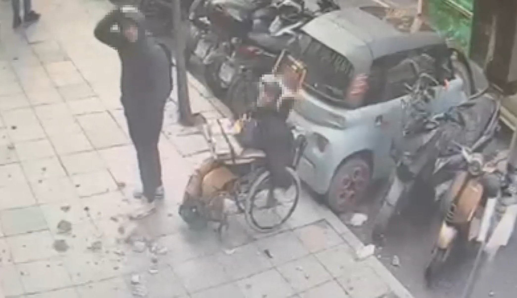 Nişantaşı'nda korku dolu anlar: Engelli satıcı saniyelerle kurtuldu, 17 yaşındaki genç yaralandı