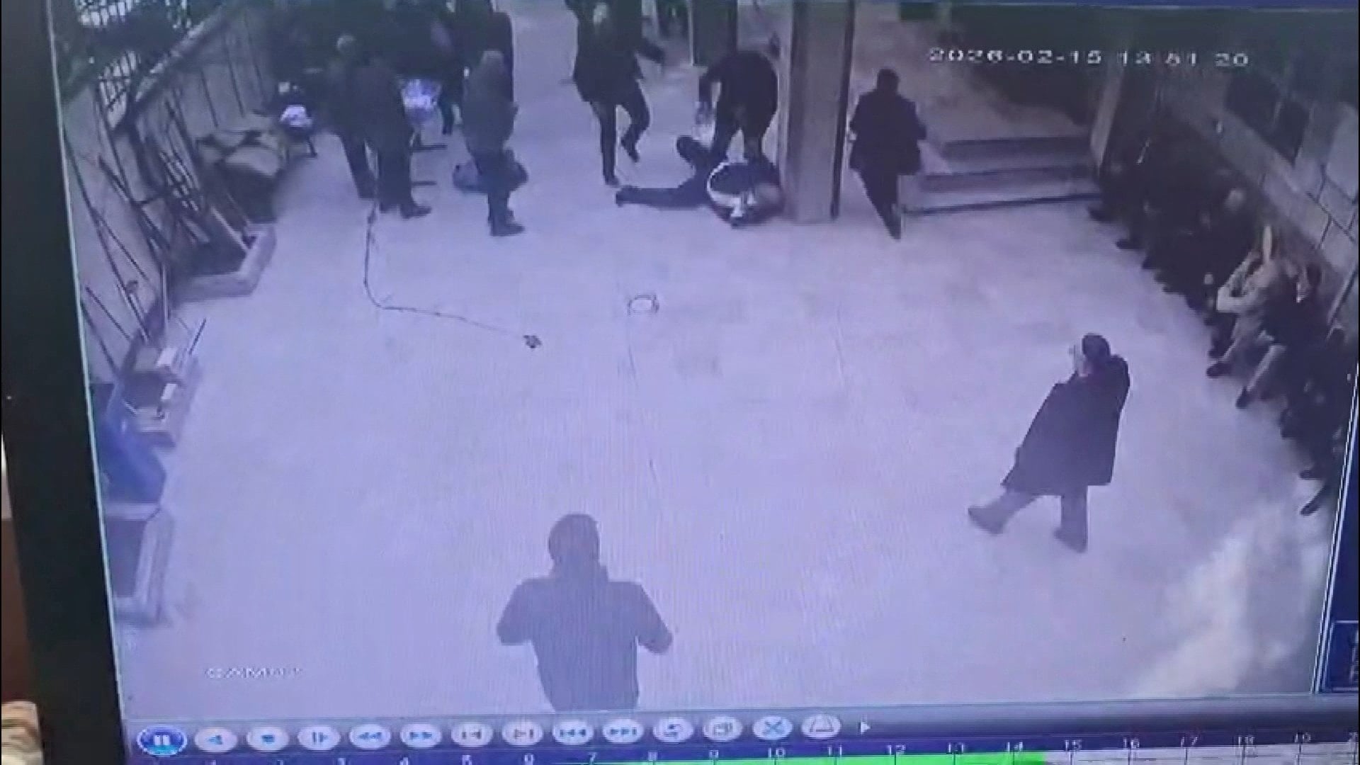 Sultangazi'de cami avlusunda dayısına kaldırım taşıyla saldırdı