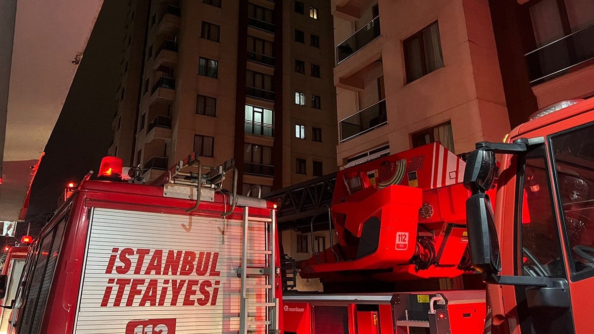 İstanbul'da site otoparkında yangın! Araçlar küle döndü