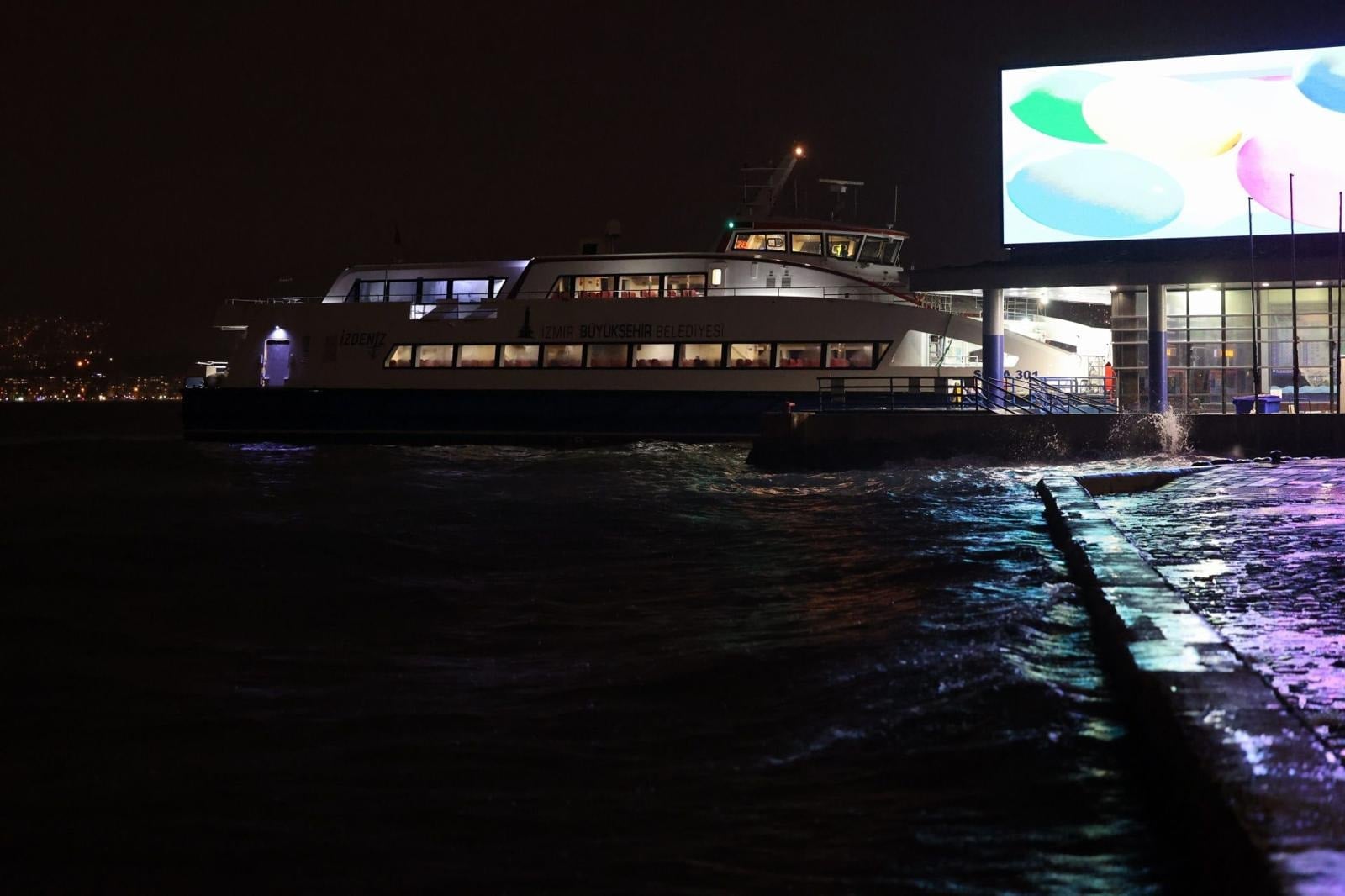 İzmir'i sağanak yağış vurdu; basınç düştü, deniz kabardı
