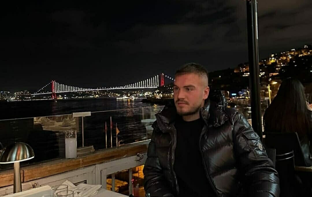 İzmir'de direğe çarpan motosikletli yaşamını yitirdi