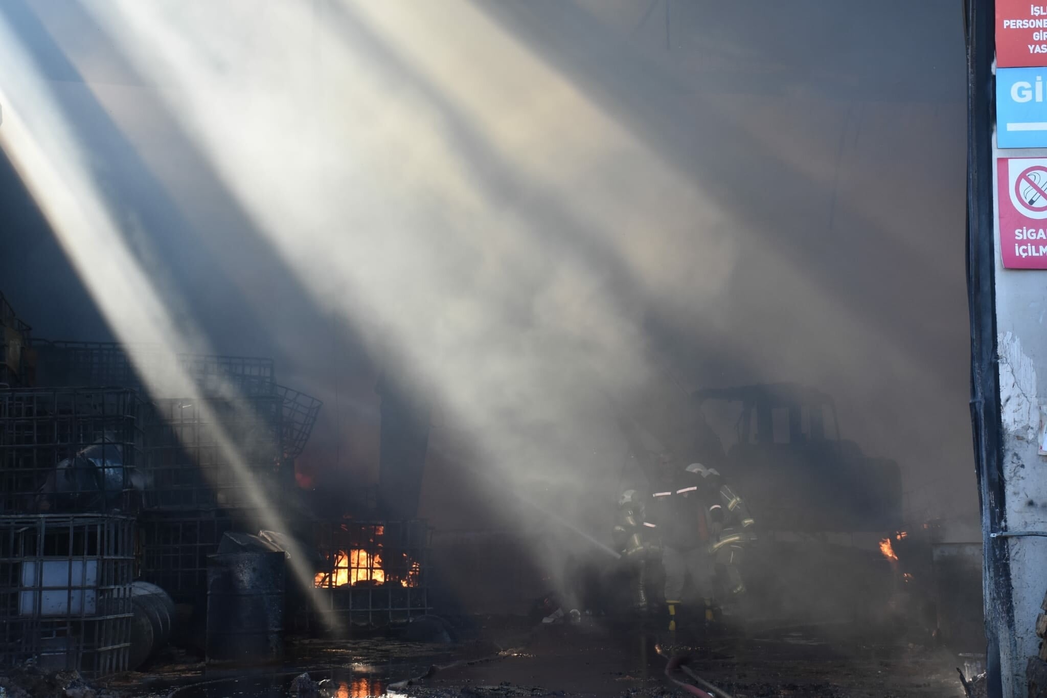 İzmir'de fabrika yangını: Gökyüzünü siyah dumanlar kapladı