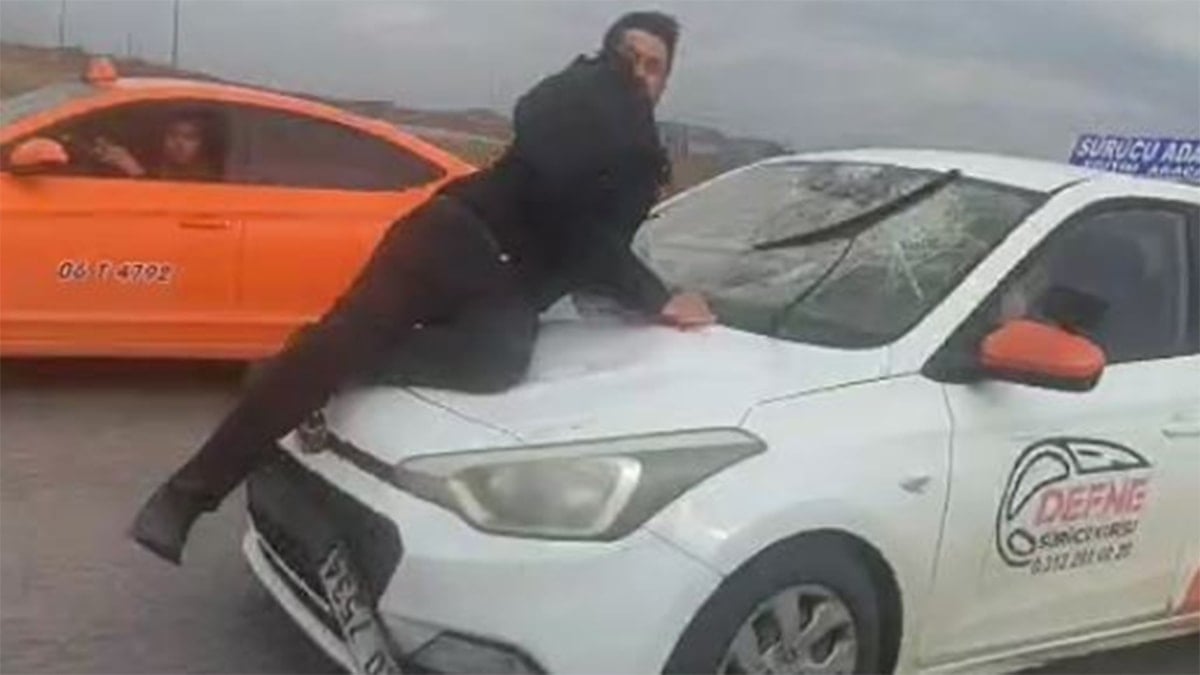 Sürücü eğitmeni dehşeti: Tartıştığı kişiyi kaputta 20 kilometre sürükledi