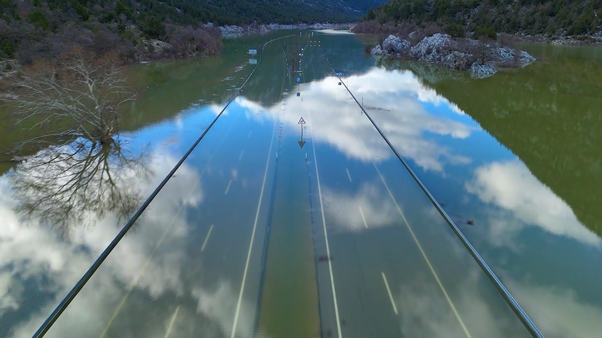 Su seviyesi 4 metreyi buldu! Antalya-Konya yolu kapandı