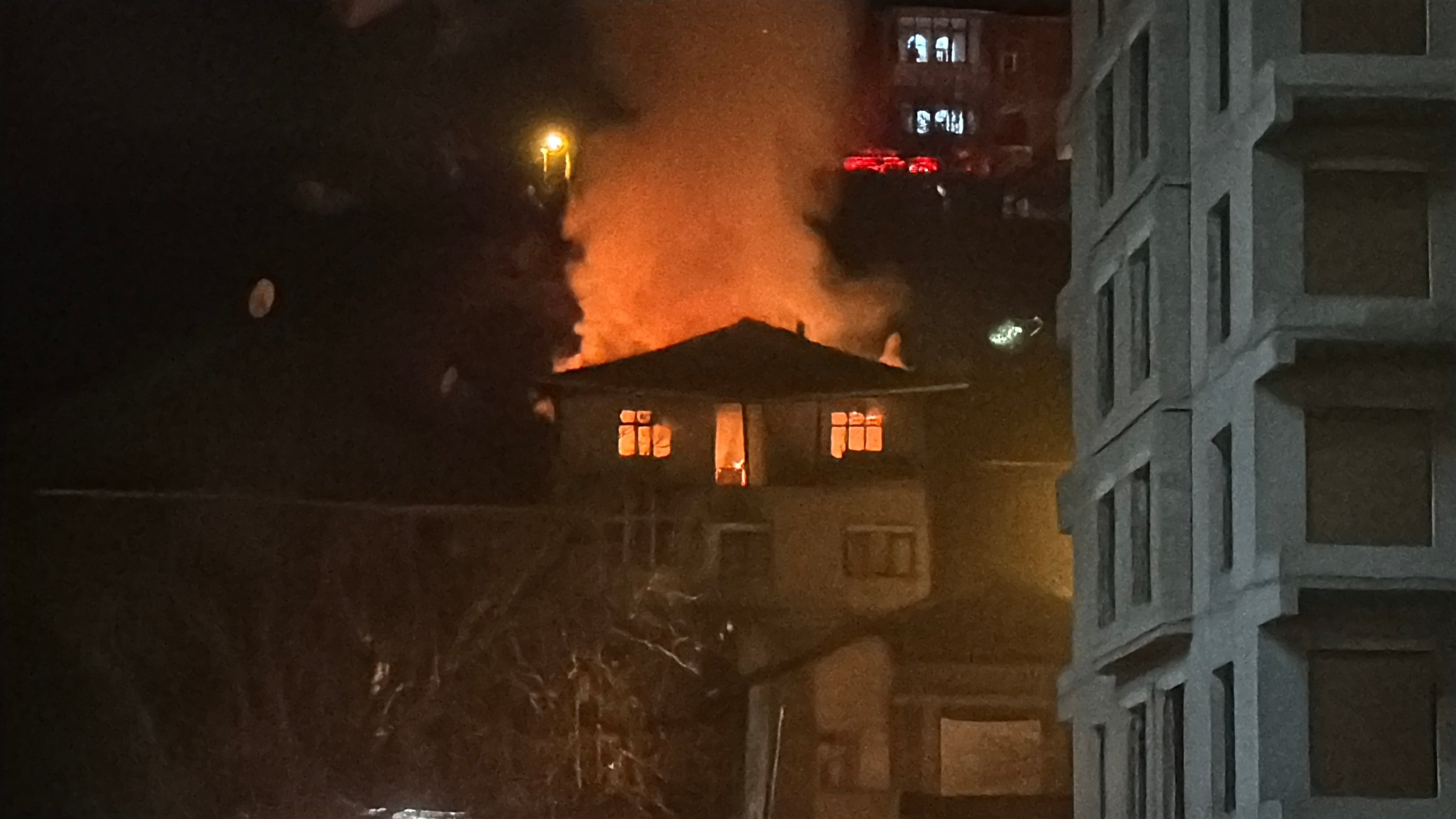 Karabük'te üç katlı evde korkutan yangın: 1 kişi dumandan etkilendi