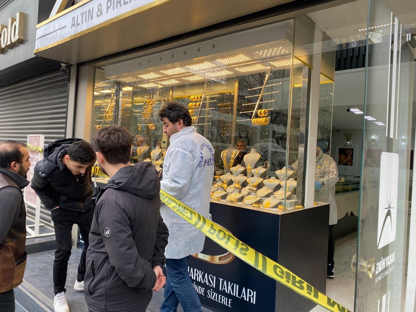 Kuyumcu çalışanını darbedip 1 kilo altınla kaçtılar