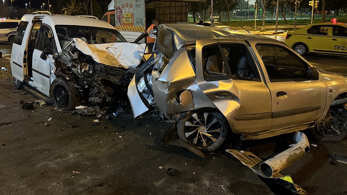 Kartal'daki kazada iki araç hurdaya döndü! 4 kişi yaralı