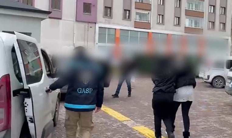 Türk iş insanına uygunsuz görüntülerle şantaj! 3 kişi yakalandı