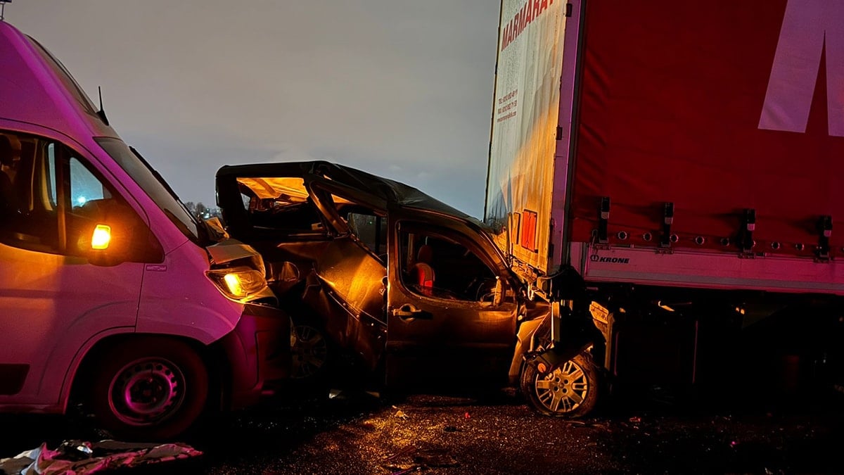 10 araç birbirine girdi, Ankara istikameti ulaşıma kapandı