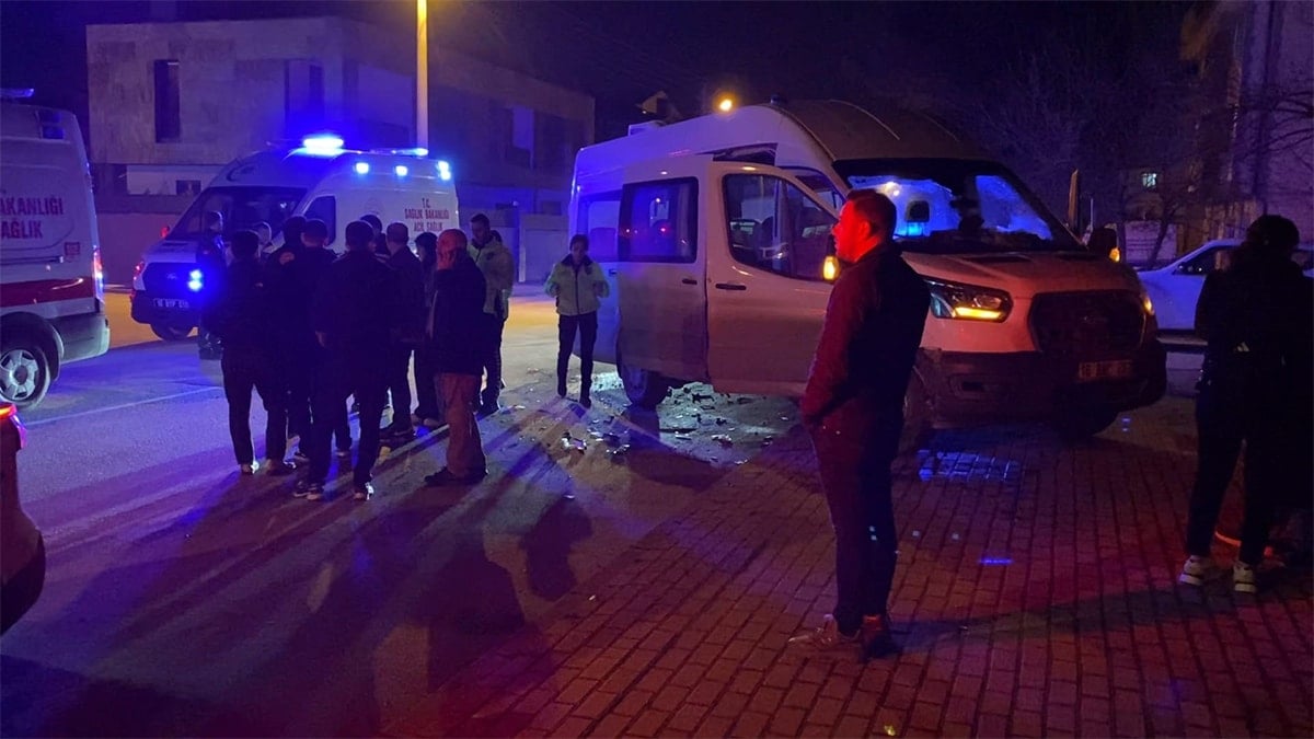 Servis minibüsüyle otomobil çarpıştı: 9 yaralı