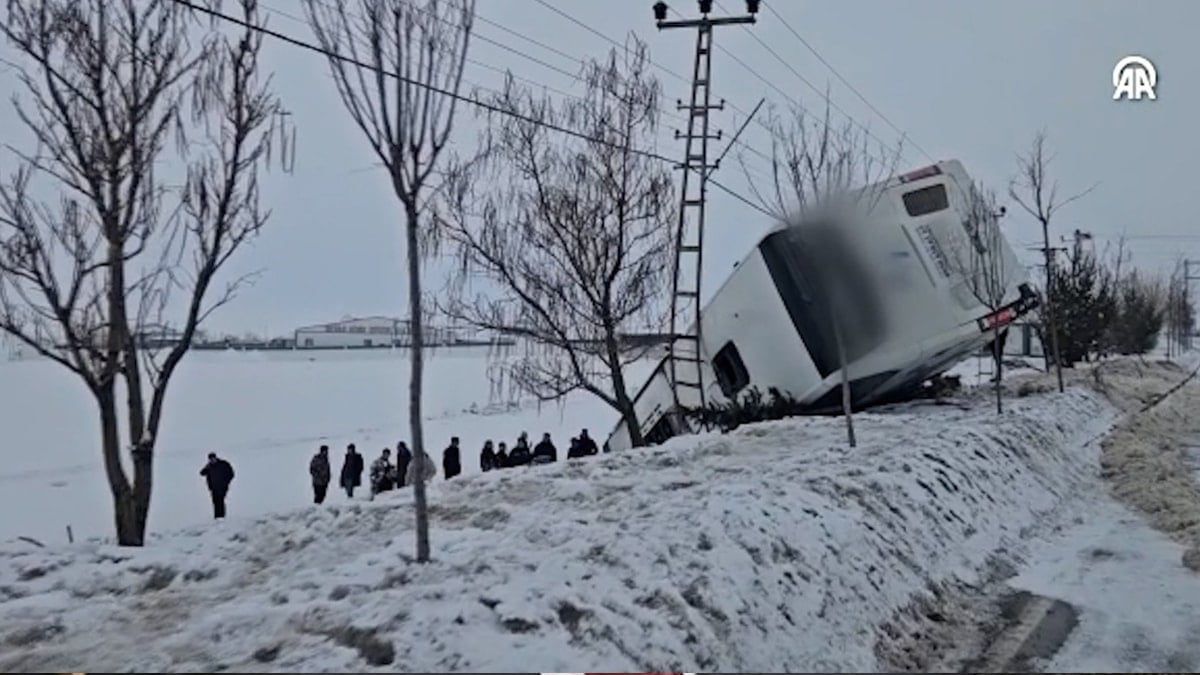 Ağrı'da yolcu otobüsü devrildi