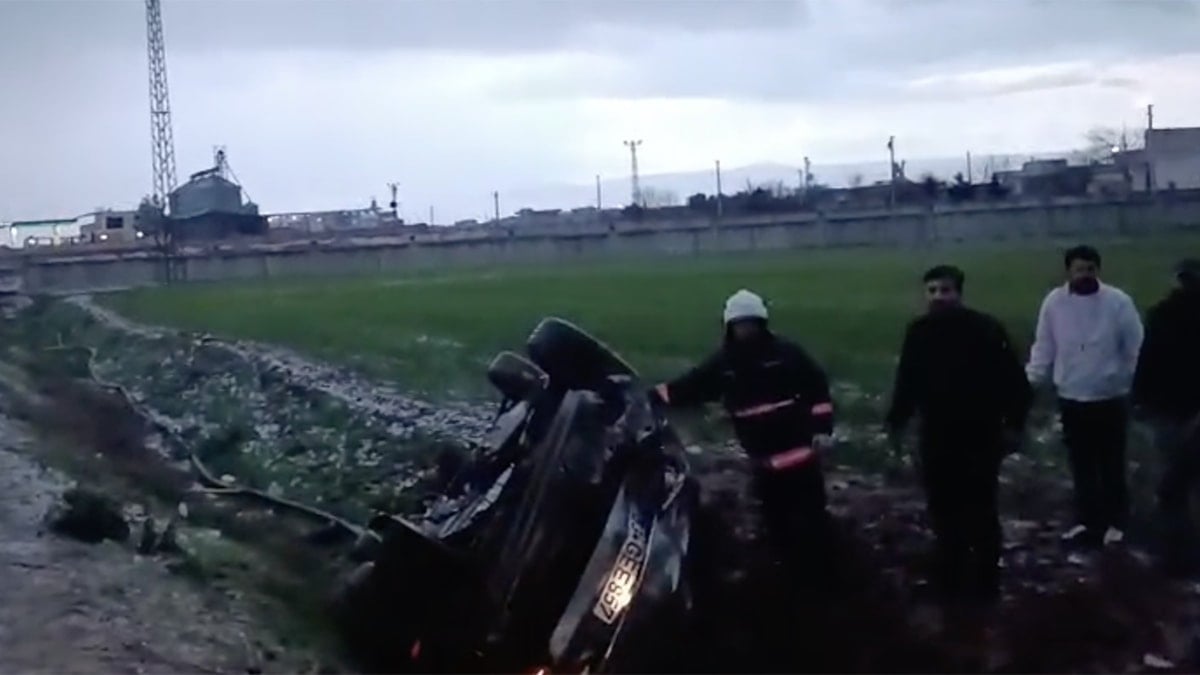 Kayganlaşan yolda 3 araç şarampole uçtu