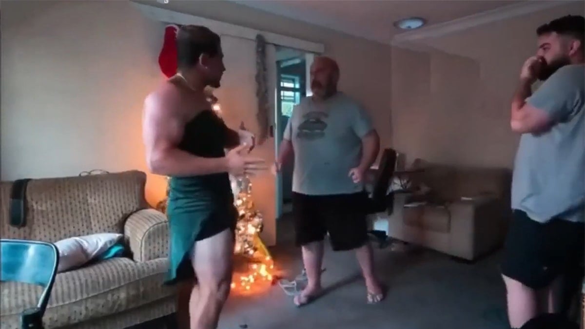 Oğlunu kadın kıyafetiyle gören baba, canlı yayında tekme tokat dövdü