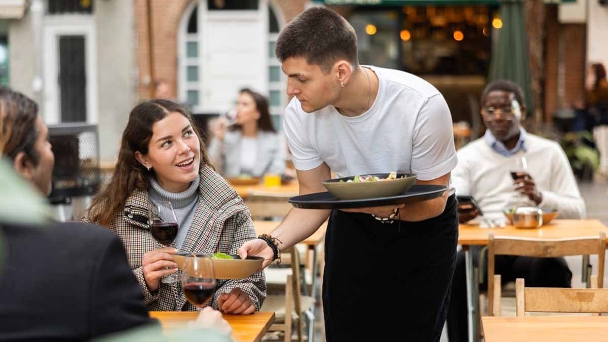 Restoranta menüye ilk bakışınız çocukluğunuzun yoksulluğunu ele veriyor! Garsonların okuduğu 8 gizli ipucu