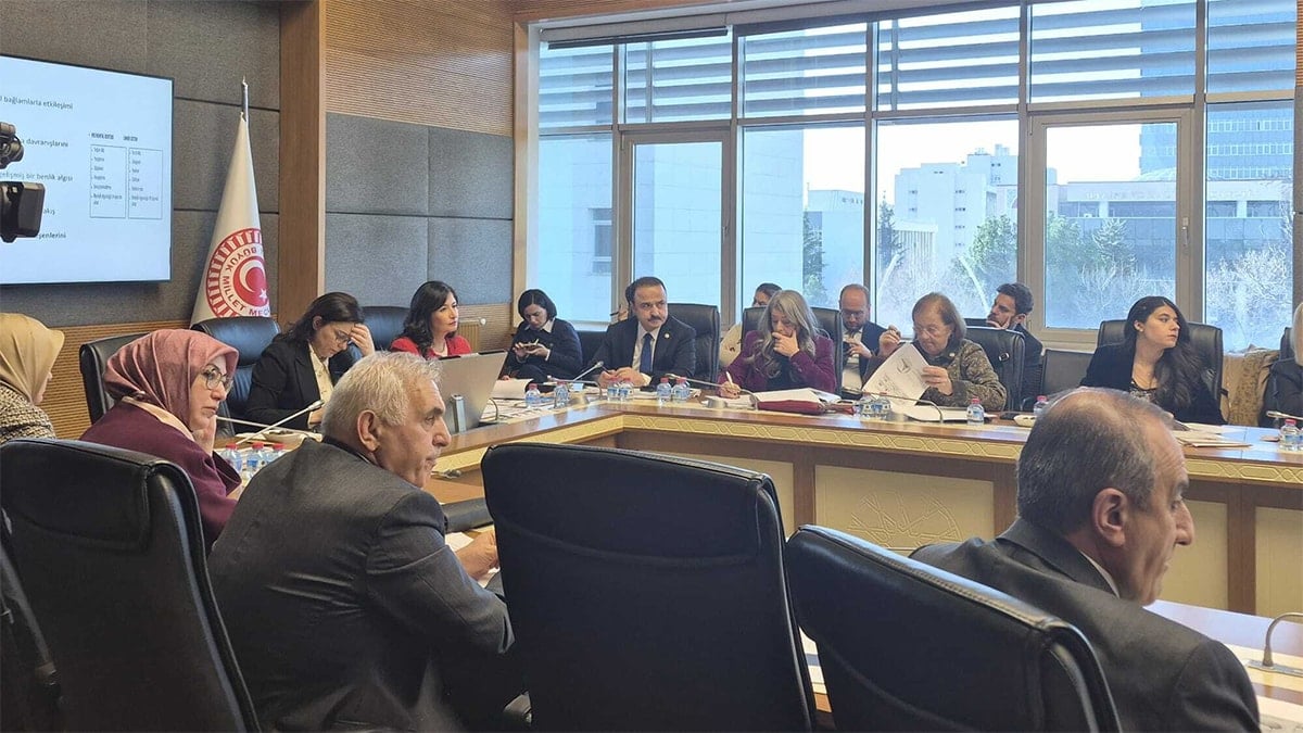 AKP'li vekil ile vakıf yönetimi arasında çocuk tartışması