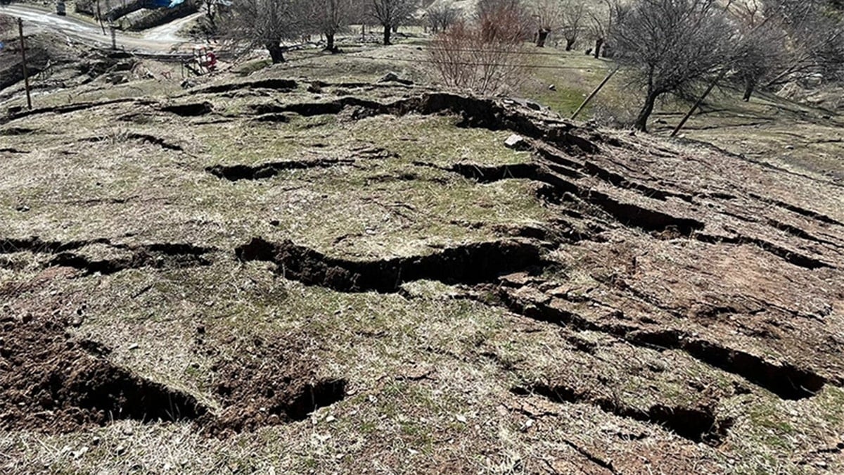 Türkiye'deki bu köy 67 yıldır yerinden kayıyor! Evler boşaltıldı, valilik açıklama yaptı
