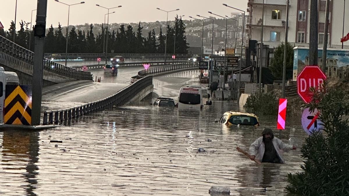 Yağış aniden bastırdı, ilçe sular altında kaldı