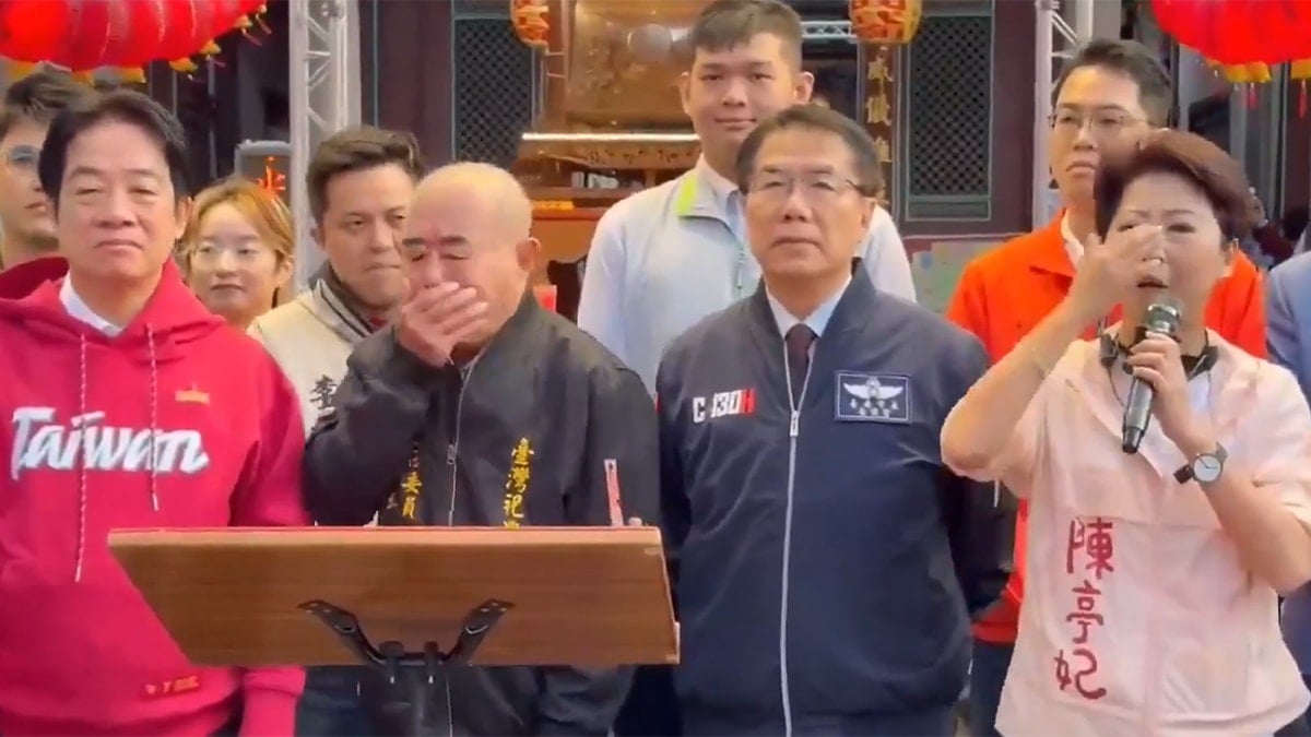 Tapınak Başkanı, tören esnasında Cumhurbaşkanının üzerine kustu