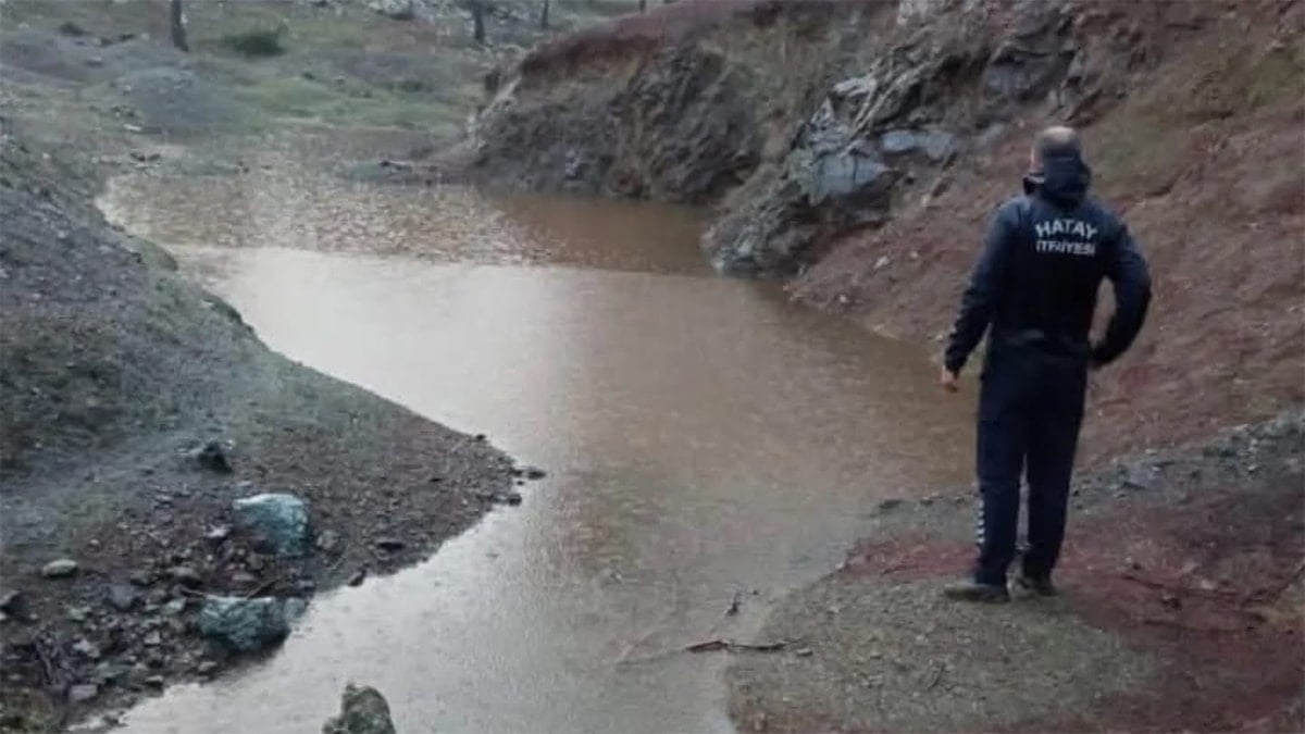 Arkadaşıyla oyun oynarken su dolu çukura düşüp öldü