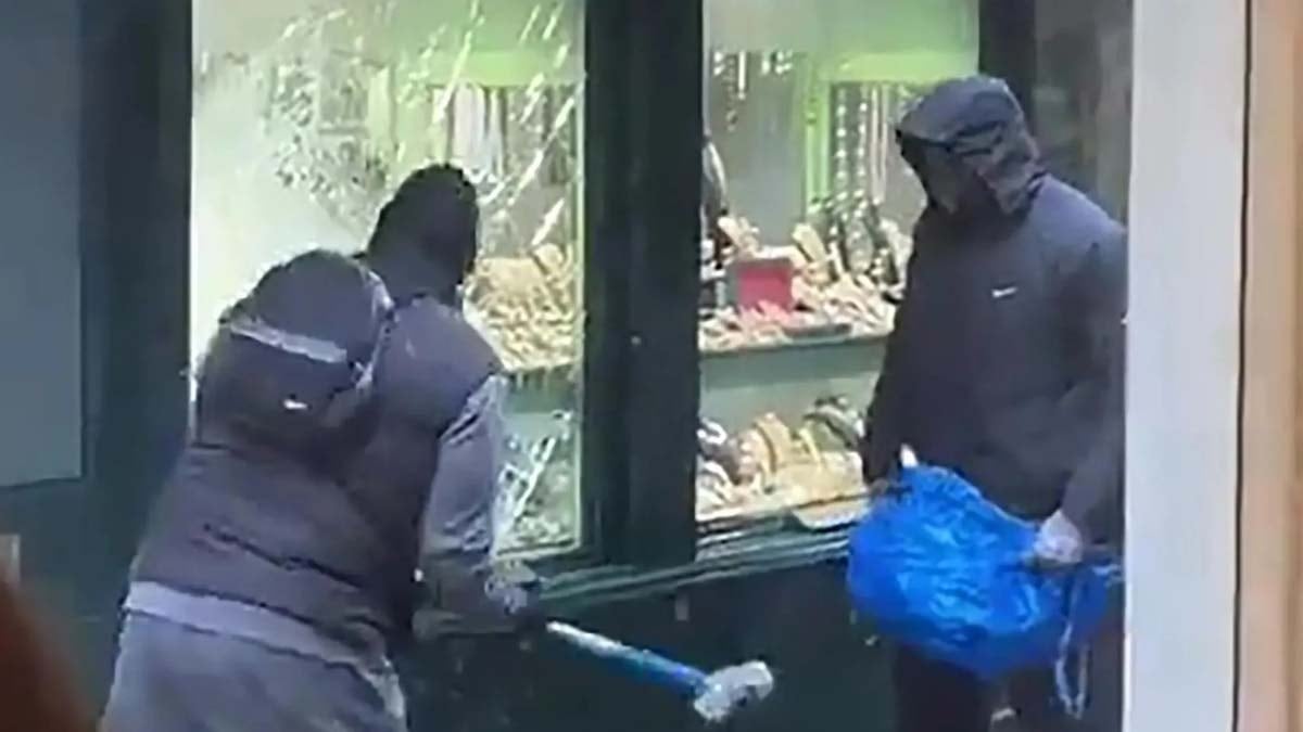 İçeride çalışanlar varken balyozla kuyumcu soydular