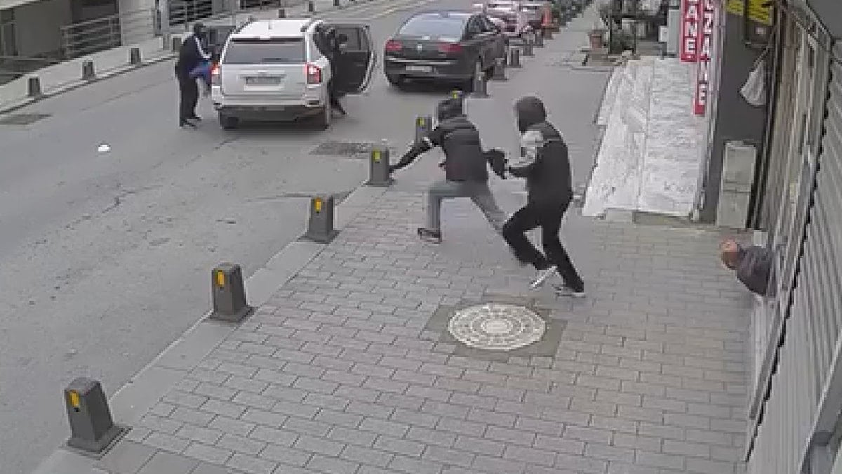 İstanbulda kuyumcuya soygun girişimi! Saldırganlar kaçarken ateş açtı