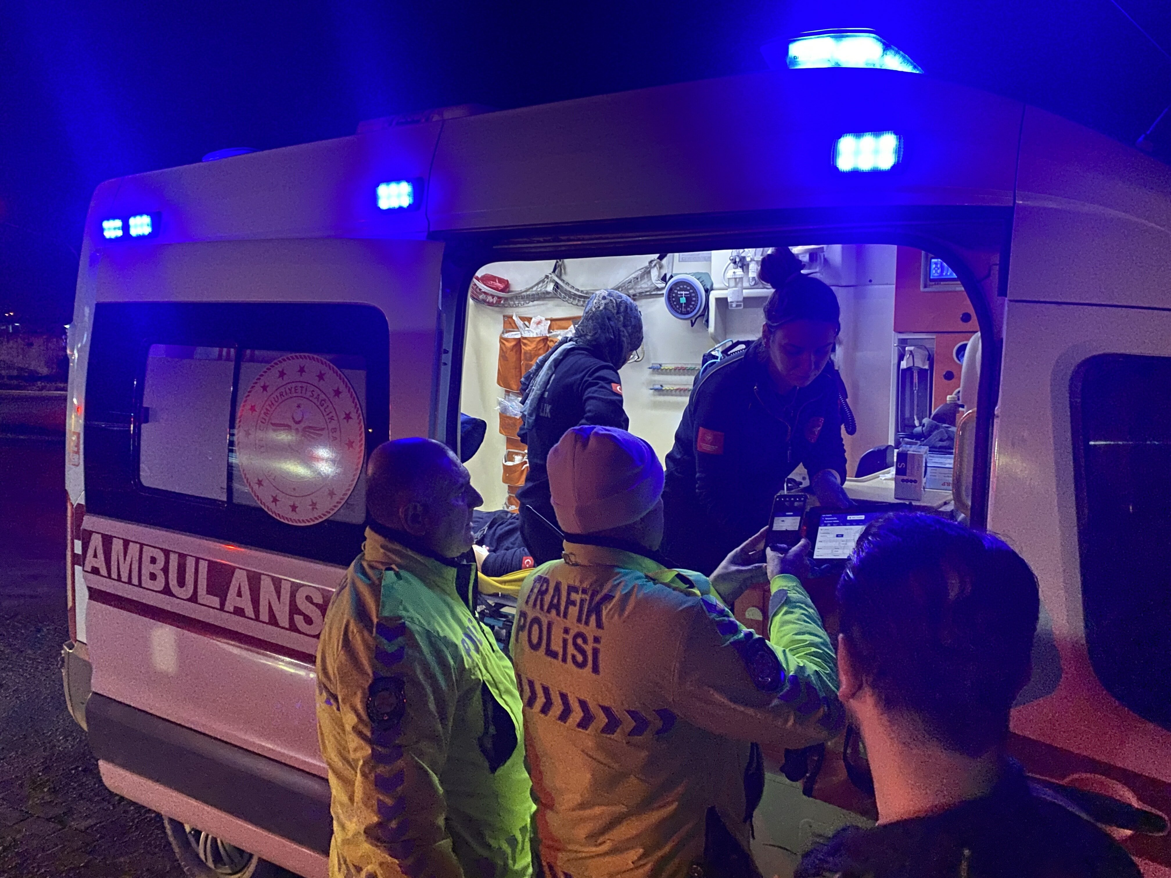 Manisa'da otomobil ambulansa çarptı: 5 kişi yaralandı