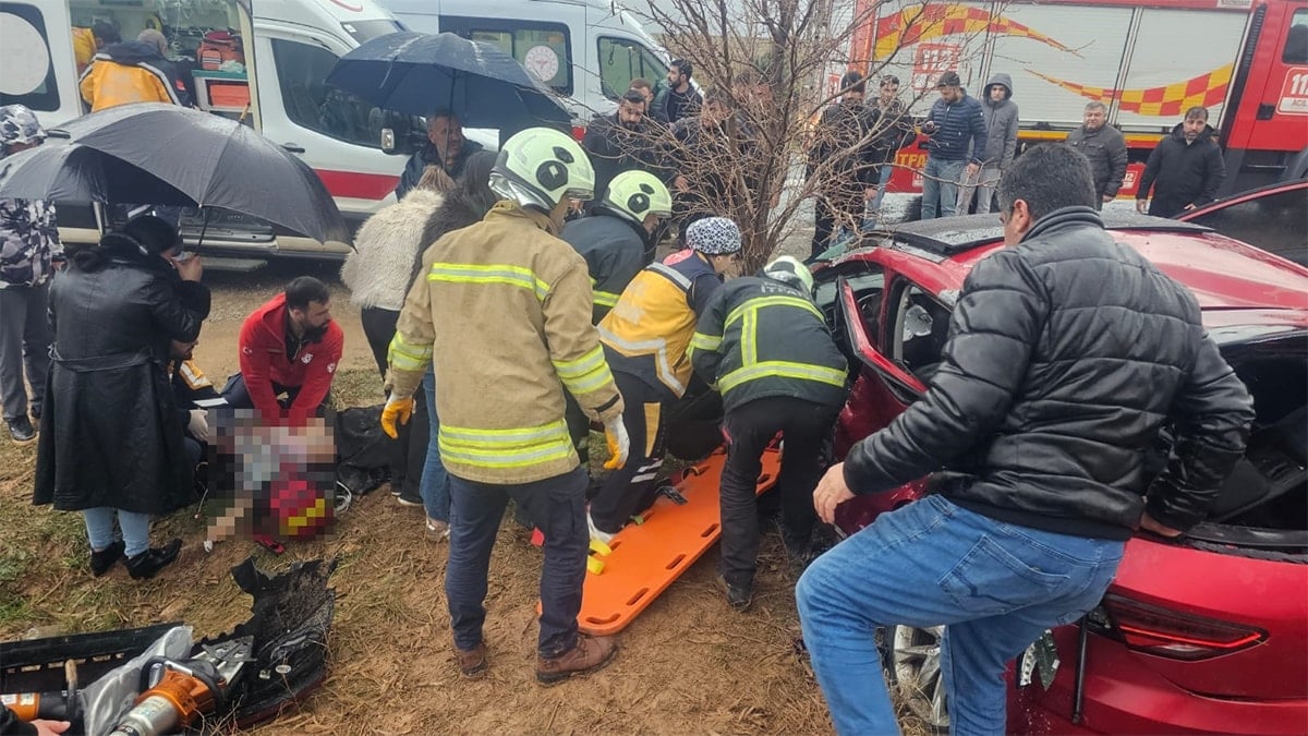 TIR'la çarpışan araçta can pazarı! Ölü ve yaralılar var