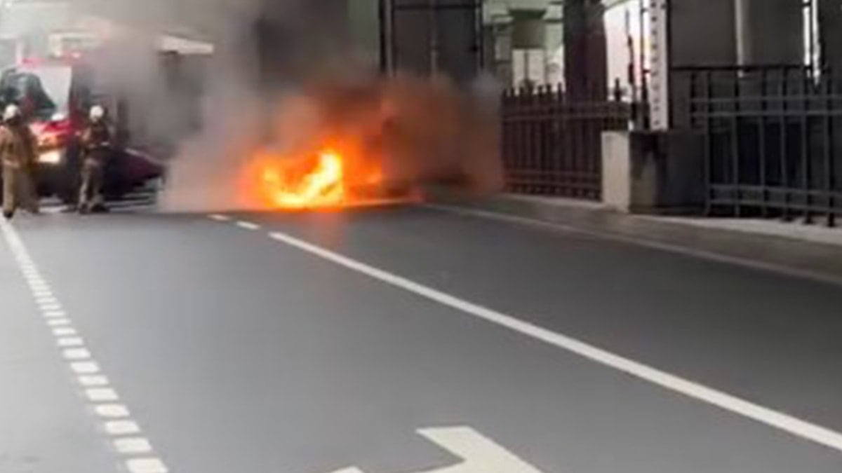 İstanbul'un göbeğinde korkutan anlar! Cadde trafiğe kapatıldı