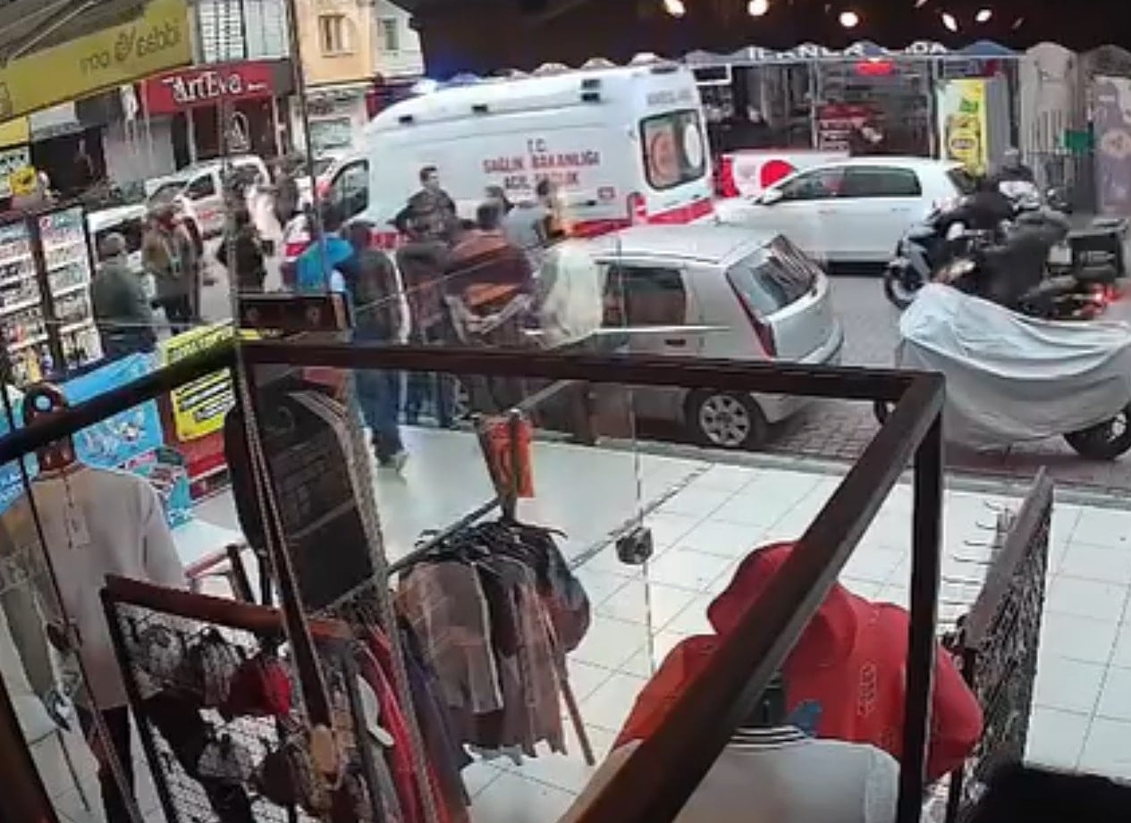 Sokak ortasında karşılaşan 2 grup ortalığı savaş alanına çevirdi