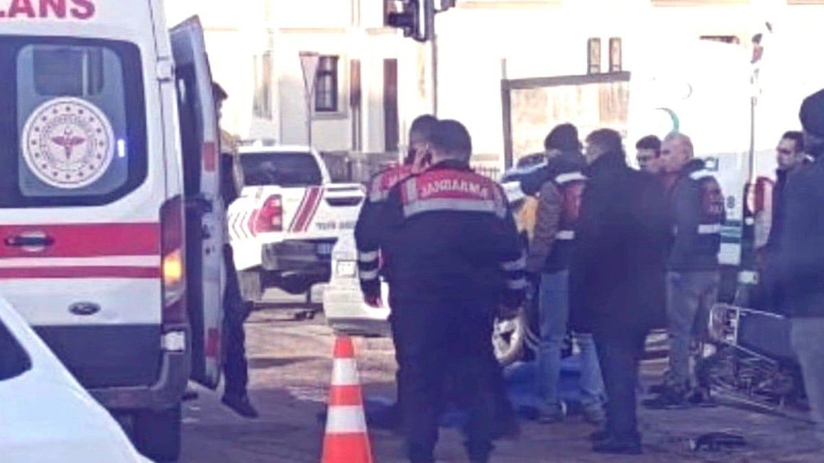 Otomobilin çarptığı motosiklet sürücüsü öldü
