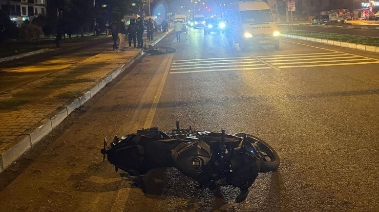 İki motosiklet birbirine girdi; 1 ölü, 3 yaralı