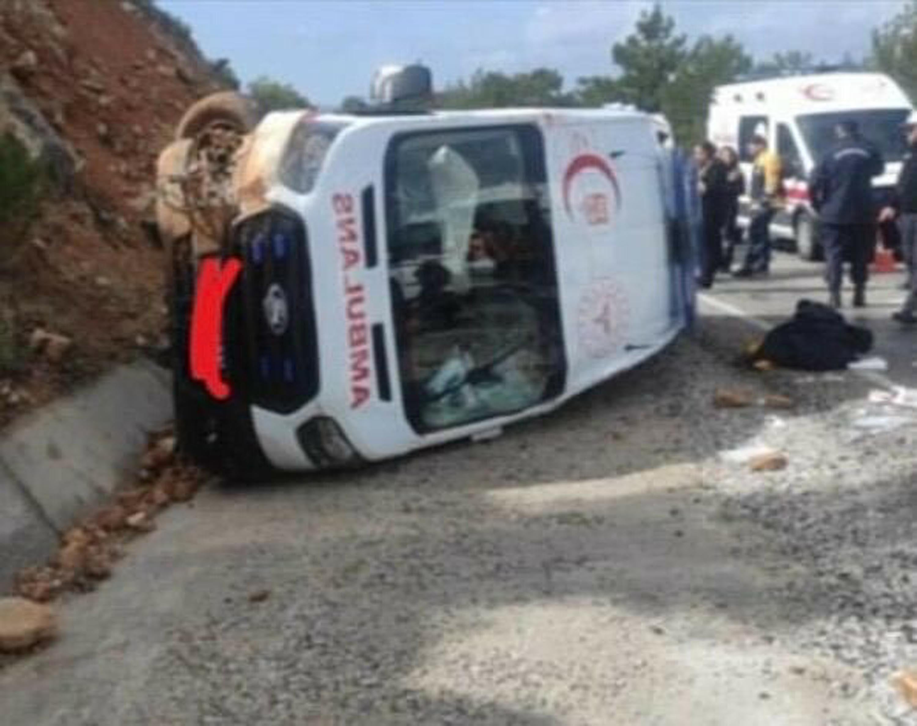 Muğla'da ambulans devrildi! Paramedik yaralandı