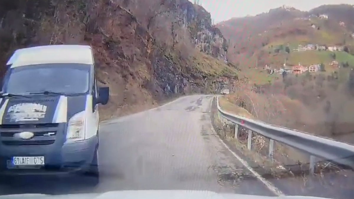 Trabzon’da okul servisi ile otomobil çarpıştı