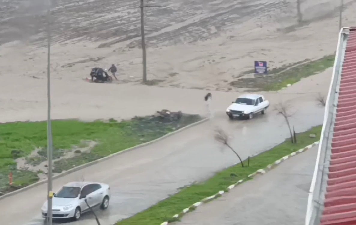 Osmaniye'de sağanak yolları göle çevirdi