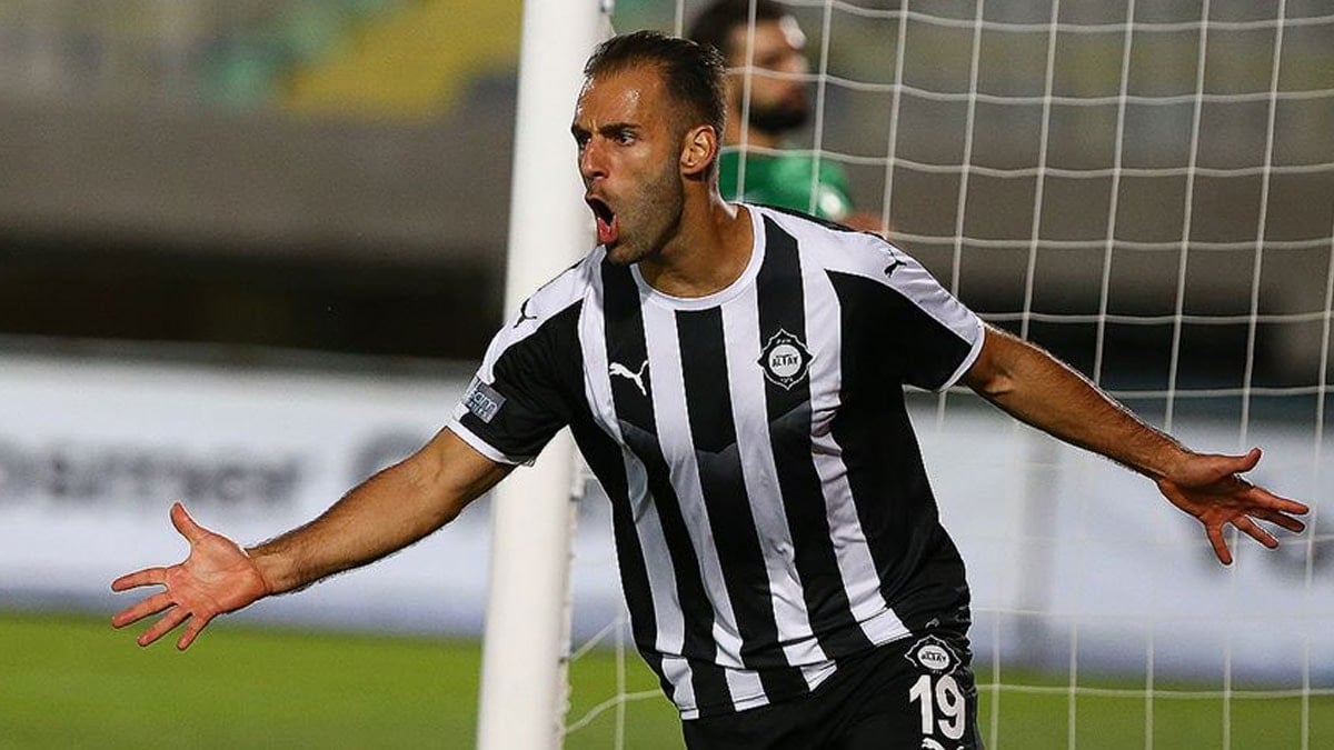 Türkiye'de 4 sezon gol kralı olmuştu: Futbola resmen veda etti